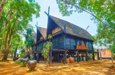 CHIANG RAI, THAILAND - 11 Mayıs 2019: The stilt Twelve Galae Triplets Black House, etrafında balçık, heykel ve hayvan kemikleri bulunan Black House, Black House (Baan Dam) kompleksi, 11 Mayıs