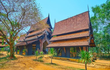 CHIANG RAI, THAILAND - 11 Mayıs 2019: Siyah Saray 'daki İnci Ev ve Yaslanan Buda Köşkü binaları (Baan Barajı) Müzesi, 11 Mayıs' ta Chiang Rai