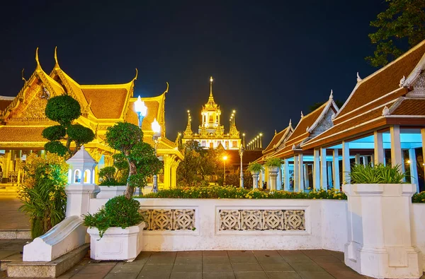 Edifícios Ornamentados Pavilhão Real Santuário Loha Prasat Complexo Wat Ratchanatdaram — Fotografia de Stock