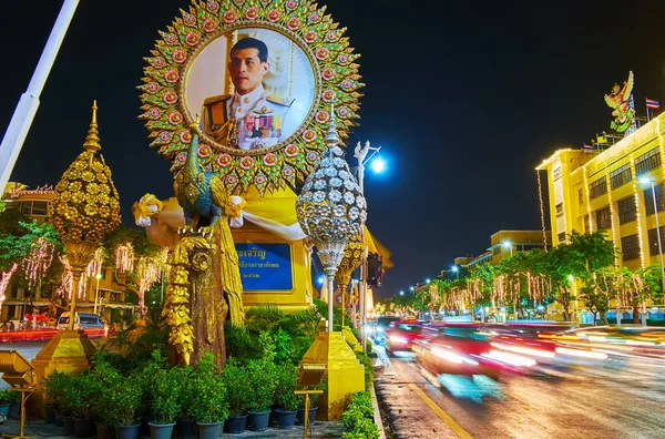 Bangkok Thailand Maj 2019 Trafiken Bred Kväll Ratchadamnoen Avenue Dekorerad — Stockfoto