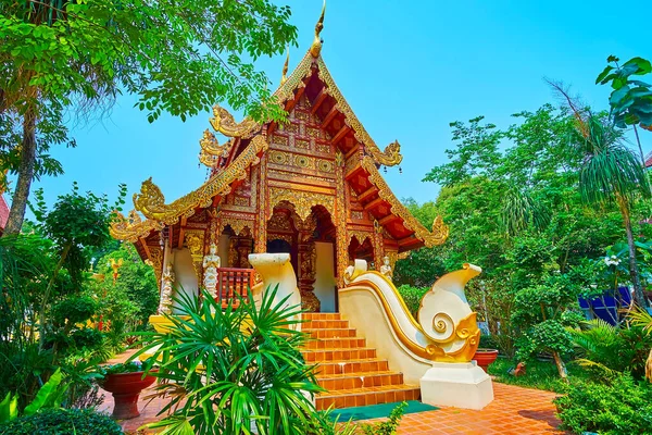 Ozdobny Średniowieczny Budynek Viharn Wat Phra Singh Otoczony Bujnym Ogrodem — Zdjęcie stockowe
