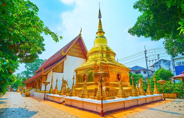 Chedi Dorato Wat Phra Singh Decorato Con Mini Stupa Circondato — Foto Stock