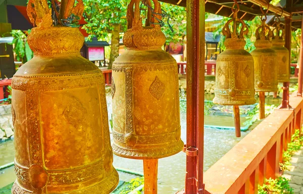 Sceniche Campane Dorate Dello Stagno Del Tempio Wat Phra Kaew — Foto Stock