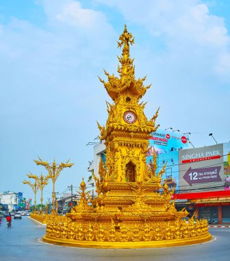 CHIANG RAI, THAILAND - 11 Mayıs 2019 'da Chiang Rai' deki kalabalık kavşağın ortasında, zengin bir şekilde dekore edilmiş altın saat kulesi.