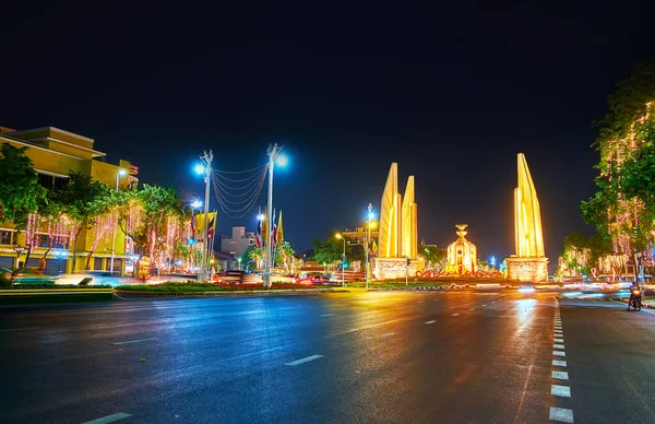 请欣赏位于泰国曼谷Ratchadamnoen大道的民主纪念碑的夜景 — 图库照片