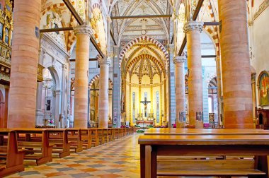 VERONA, ITALY - 23 Nisan 2012: Santa Anastasia Basilikası 'nın ortaçağ Gotik dua salonu uzun taş sütunlar, mahzene freskler ve 23 Nisan' da Verona 'da oyulmuş detaylar