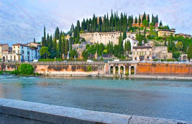 Akşamın tadını çıkar, Adige Nehri 'nin kıyısında San Pietro Tepesi, Verona, İtalya üzerindeki parlak mor gökyüzü manzarasıyla yürü.
