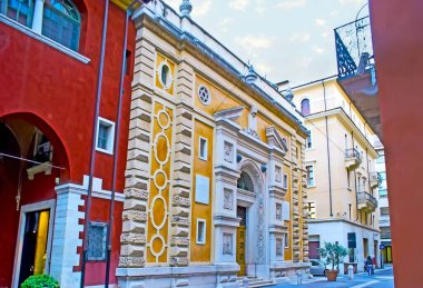 Verona Sinagogu 'nun zengin dekore edilmiş cephesi süslü alçı detaylar ve manzaralı veranda, İtalya