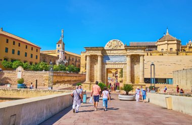 CORDOBA, SPAIN - SEP 30, 2019: Puerta del Puente kapısı ana simgelerin yanında yer almaktadır: Roma Köprüsü, Mezquita-Katedral, San Rafael Zaferi, Episkopal Sarayı, Sep 30, Cordoba