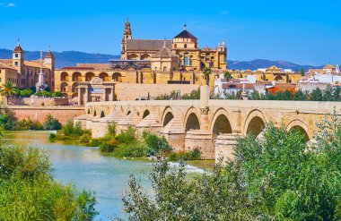 Guadalquivir Nehri kıyısında yürüyün ve Cordoba 'nın ana simgelerini izleyin - Roma Köprüsü, Mezquita-Katedral (Cami-Katedral), Puerta del Puente kapısı, Cordoba, İspanya
