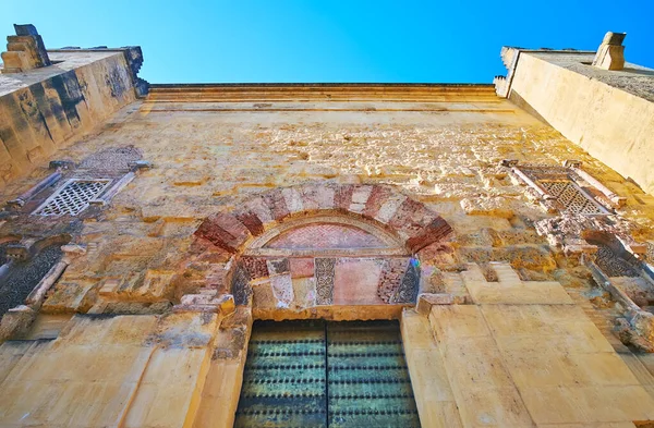 メスキータの中世のプエルタ サグラリオ門 アラベスク セブカ彫刻 象眼細工 コルドバ スペイン — ストック写真