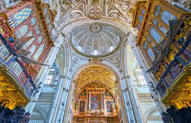 CORDOBA, SPAIN - SEP 30, 2019: Mezquita-Katedral 'in Capilla Belediye Başkanı' nın (Ana Şapel) 30. sezonunda Cordoba 'daki Gotik iç mekanının keyfini çıkarın