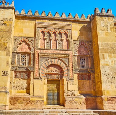 Mezquita 'nın Puerta del Espiritu Santo kapısı muhteşem dekorlara sahiptir - alfiz (kör atari salonu), çoklu pencere kemerleri, kapının üzerinde at nalı kemeri, İslami desenler ve sebka oymaları, Cordoba, İspanya