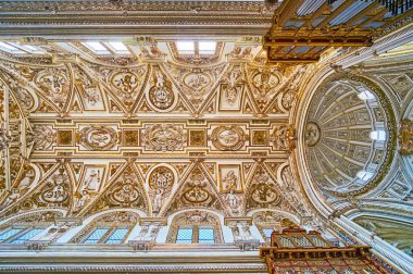 CORDOBA, SPAIN - SEP 30, 2019: Mezquita 'nın Capilla Belediye Başkanı (Ana Şapel) Kubbesi - Katedral, Cordoba' da 30 Eylül