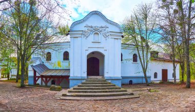 Mamajeva Sloboda Kazak Köyü, Kyiv, Ukrayna, Mamajeva Sloboda Kazak heykeli ile süslenmiş sundurmalı (Kazak askeri konağı) malikanesinin ön cephesi