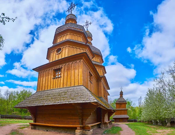 乌克兰基辅Mamajeva Sloboda Cossack村圣母玛利亚插曲的风景如画的木材教堂 背景为钟塔 — 图库照片