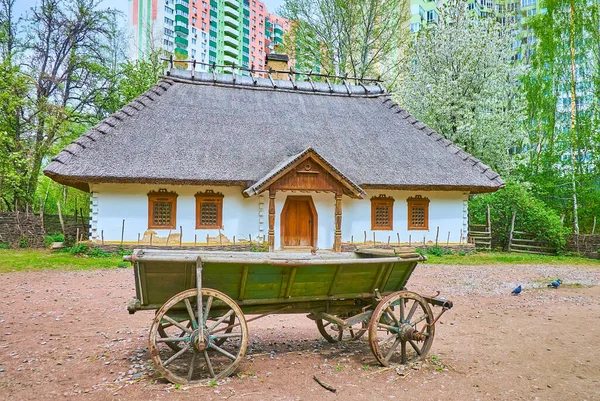 Terreno Della Tenuta Storica Churchwarden Con Casa Imbiancata Vecchio Carro — Foto Stock