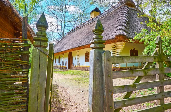 Vieux Guichet Bois Propriété Forgeron Avec Maison Blanchie Chaux Clôture — Photo