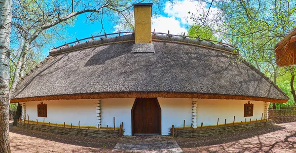 Panorama Maison Traditionnelle Ukrainienne Hata Blanchie Chaux Avec Toit Tatoué — Photo