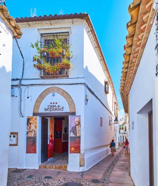 CORDOBA, SPAIN - 30 Eylül 2019: Juderia 'da (Yahudi Mahallesi) bulunan Casa de Sefarad' ın tarihi malikanesinin cephesi, 30 Eylül 'de Cordoba' da
