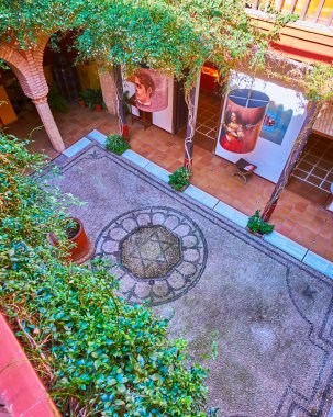 CORDOBA, SPAIN - SEPTEMBER 30 Eylül 2019: 30 Eylül 'de Cordoba' da Casa de Sefarad 'ın avlusunda Magen David (David' in Yıldızı) mozaiği, Juderia (Yahudi Mahallesi) ile dekore edilmiştir.