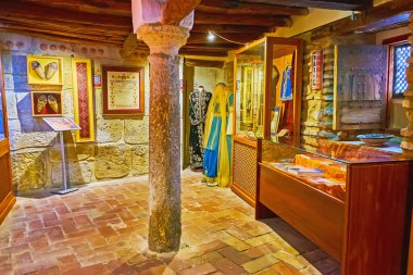CORDOBA, SPAIN - 30 Eylül 2019 'da Casa de Sefarad' daki tarihi giysi ve aksesuarlarla birlikte Etnografik sergi, Juderia (Yahudi Mahallesi), 30 Eylül 'de Cordoba' da