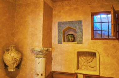 CORDOBA, SPAIN - SEPTEMBER 30 Eylül 2019: 30 Eylül 'de Cordoba' da Casa de Sefarad 'daki küçük odanın ya da Anılar Evi' nin antik sütun, amfora ve menorah, Juderia (Yahudi Mahallesi) ile birlikte içi