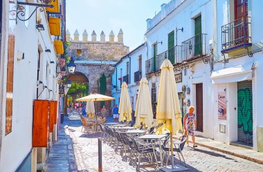 CORDOBA, SPAIN - 30 SEP 2019: Eski Cordoba, Cordoba 'da 30 Eylül' de açık hava retaurant güneş gözlüklerinin arkasında görülen Puerta de Almodovar kapısı ile övünüyor.