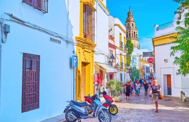 CORDOBA, SPAIN - 30 Eylül 2019: 30 Eylül 'de Cordoba' da Calle Romero caddesindeki küçük evlerin üzerindeki Mezquita ortaçağ çan kulesinin manzarası