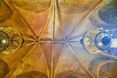 CORDOBA, İspanya - 30 Eylül 2019: 30 Eylül 'de Cordoba' da San Bartolome kilisesinin klasik avizeleri olan kumtaşı kemerli tavanı