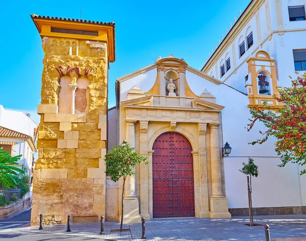 在中世纪时期 Halfly摧毁并修复了位于西班牙科尔多瓦Juderia的San Juan广场的Minaret San Juan教堂及其附属的同名教堂 — 图库照片