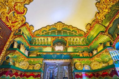 CORDOBA, SPAIN - SEP 30, 2019: Mezquita 'nın Hazinesi Katedrali' nin 30 Eylül 'de Cordoba' da korunmuş ortaçağ eşyalarıyla zenginleştirilmiş iç mimarisi