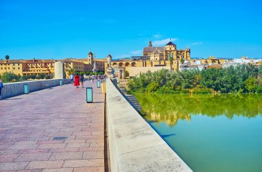 Antik Roma Köprüsü 'nde (Puente Romano) yürüyün, nehir kenarı şehir manzaralarını ve ortaçağ Cami-Katedrali' ni (Mezquita), Cordoba, İspanya 'yı izleyin.