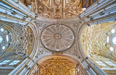 CORDOBA, SPAIN - SEP 30, 2019: Mezquita Belediye Başkanı 'nın (Ana Şapel) Gotik kubbeleri - Katedral birçok dekoratif detayla birlikte, 30 Eylül' de Cordoba 'da