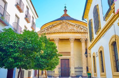 İspanya, Cordoba 'daki Plaza de la Compania Meydanı' ndan Neo-Classical Santa Victoria Kilisesi 'nin manzaralı taş kapıcısı.