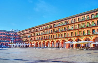Corredera Meydanı 'ndaki binaların manzaralı lambalarla süslenmiş gölgeli atari salonları var, Cordoba, İspanya