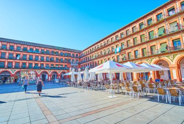 CORDOBA, SPAIN - SEP 30, 2019: The Plaza de la Corredera Meydanı, Cordoba 'da 30 Eylül' de şehir yürüyüşü sırasında çeşitli kafeler ve restoranlar sunar.