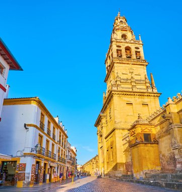 CORDOBA, SPAIN - SEP 30, 2019: Eski Cardenal Herrero sokağı, Cordoba 'da Mezquita-Katedral' in 30.