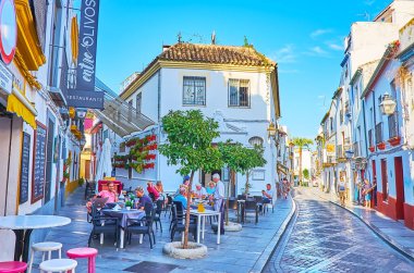 CORDOBA, SPAIN - 30 Eylül 2019: 30 Eylül 'de Cordoba' da eski evlerin gölgesinde saklanan Cardenal Gonzalez Caddesi 'nin güzel açık hava kafeleri var.