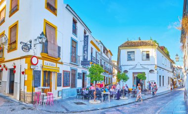 CORDOBA, SPAIN - 30 Eylül 2019: 30 Eylül 'de Cordoba' da, eski Cardenal Gonzalez caddesindeki küçük açık hava kafesi, ortaçağ kasaba evleriyle kaplıydı.