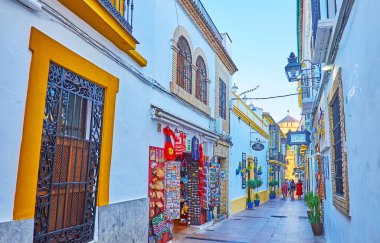 CORDOBA, SPAIN - 30 Eylül 2019: Juderia Yahudi Mahallesi 'nin dar bir köşesindeki hediyelik eşya dükkanları ve restoranlar, 30 Eylül' de Cordoba 'da