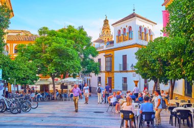 CORDOBA, SPAIN - 30 Eylül 2019: 30 Eylül 'de Cordoba' da eski malikanelerin arkasında görülen Mezquita 'nın çan kulesinin açılışı