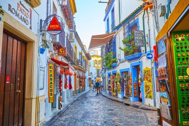CORDOBA, SPAIN - SEP 30, 2019: Endülüs tarzı el sanatları sunan hediyelik eşya dükkanları ve sanat galerileri, Juderia 'lı Calle Romero' da yer almaktadır.