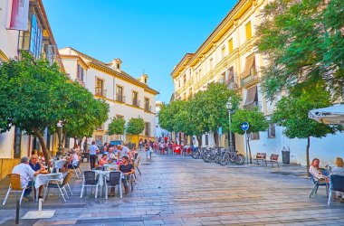 CORDOBA, SPAIN - 30 Eylül 2019: Plaza Agrupacion de Cofradias Meydanı, 30 Eylül 'de Cordoba' da yerel bir kafede dinlenmek ve zaman geçirmek için güzel bir yerdir.