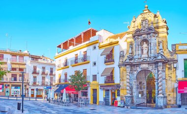 CORDOBA, SPAIN - SEP 30, 2019: 30 Eylül 'de Cordoba' da Calle Capitulares Caddesi 'nin restoranları, tarihi binaları ve San Pablo Kilisesi' nin oymalı taş kapısının bulunduğu panorama