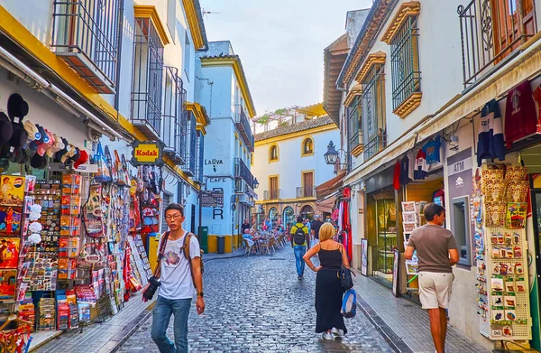 CORDOBA, SPAIN - SEP 30, 2019: Juderia Yahudi Mahallesi 'ndeki Juderia Caddesi, 30 Eylül' de Cordoba 'da hediyelik eşya ve el sanatları dükkanları olan insanları cezbediyor.