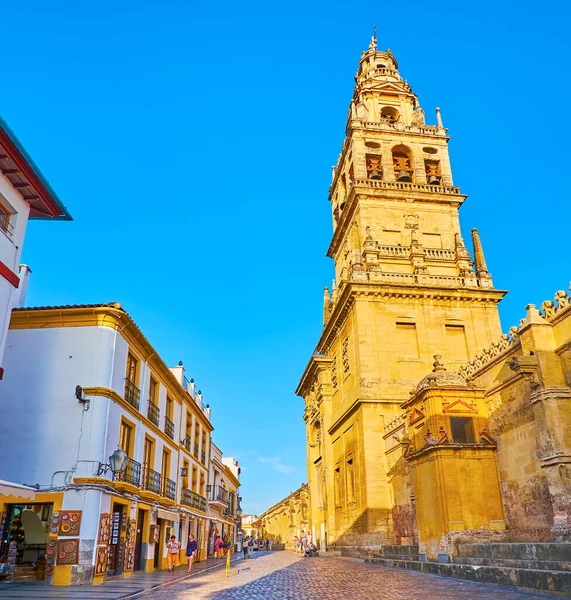 CORDOBA, SPAIN - SEP 30, 2019: Eski Cardenal Herrero sokağı, Cordoba 'da Mezquita-Katedral' in 30.
