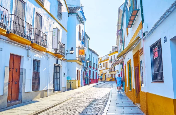 CORDOBA, İspanya - 30 Eylül 2019: Tarihi Cardenal Gonzalez caddesi boyunca eski beyaz binalar 30 Eylül 'de Cordoba' da uzanıyor