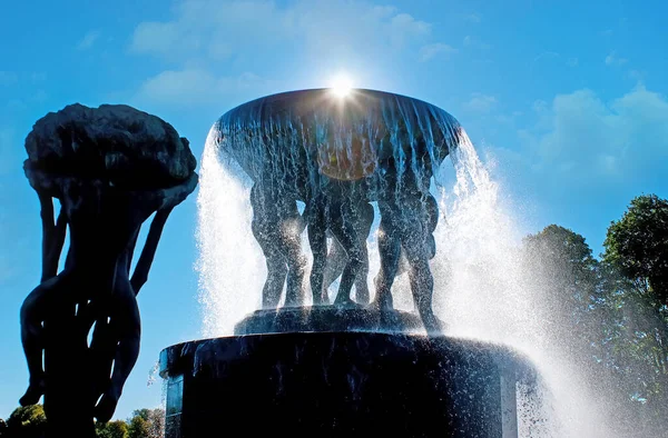 Die Silhouetten Von Bronzeskulpturen Des Vigeland Brunnens Gegen Die Sonne — Stockfoto