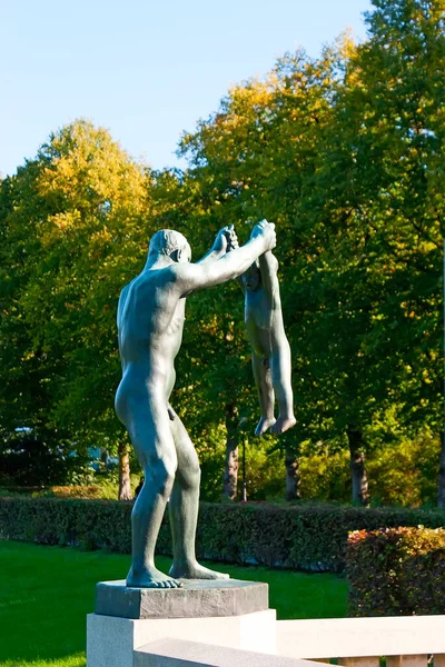 Scenic Bronze Sculpture Father Playing His Baby Son Gustav Vigeland — ストック写真